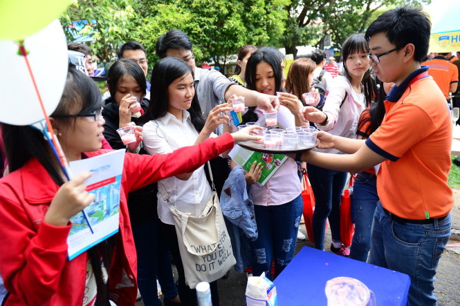 Học sinh thích thú với những loại nước uống được pha chế của Trường ĐH Công nghệ TP.HCM – Hutech thu hút học sinh xem tại ngày hội - Ảnh: Quang Định