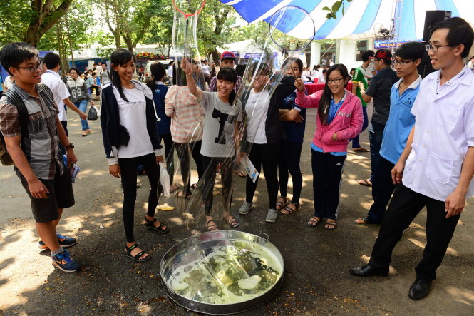 Trò chơi bong bóng xà phòng thu hút đông đảo học sinh thử chơi tại ngày hội - Ảnh: Quang Định