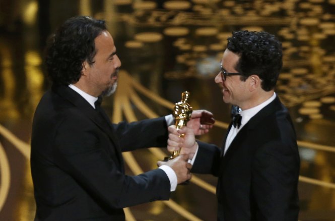 Alejandro Inarritu nhận giải Đạo diễn xuất sắc nhất nhờ phim The Revanant từ tay J.J. Abrams.
