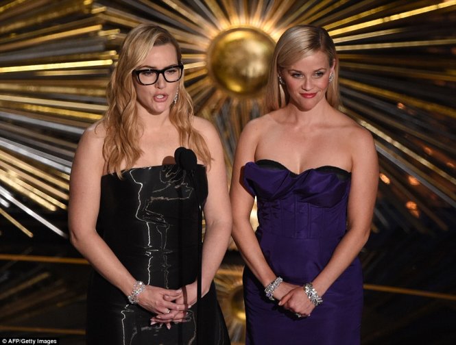 Kate Winslet và Reese Witherspoon ăn ý trên sân khấu.