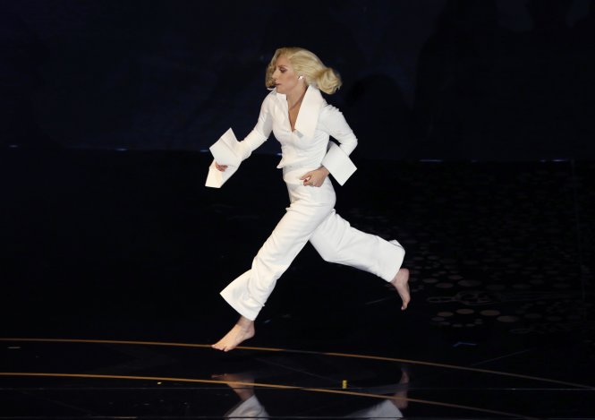 Lady Gaga đi chân trần nhún nhảy trên sân khấu Oscar trong phần trình diễn.