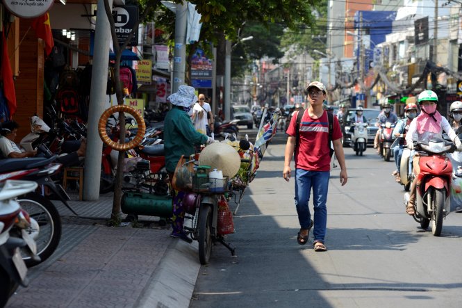 Đoạn đường Nguyễn Thị Minh Khai- Đinh Tiên Hoàng, trên giữ xe, dưới buôn bán, người đi bộ phải đi xuống cả lòng đường - Ảnh: Duyên Phan
