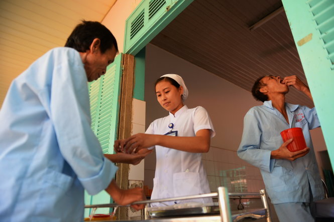 Điều dưỡng Nguyễn Thị Tuyên phát thuốc cho bệnh nhân - Ảnh: Hữu Khoa