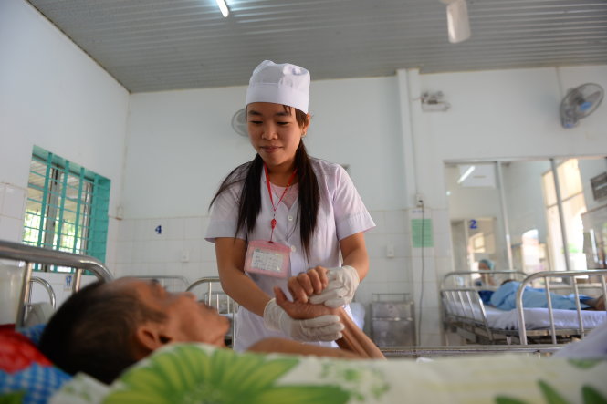 Điều dưỡng Trương Thị Thao - người từng bị phơi nhiễm với HIV - thăm hỏi, động viên các bệnh nhân - Ảnh: Hữu khoa