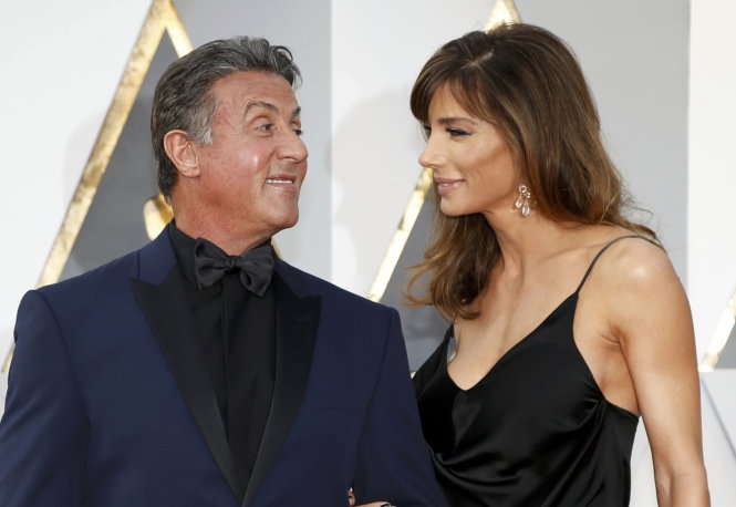 Sylvester Stallone, được đề cử giải nam diễn viên phụ với phim Creed và vợ Jennifer Flavin - Ảnh: Reuters