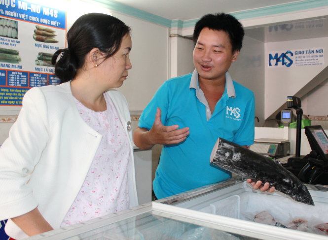 Khách hàng được tư vấn thông tin về “cá ngủ đông” của nhóm M4S tại cửa hàng giới thiệu và bán sản phẩm của nhóm - Ảnh: Q.L.