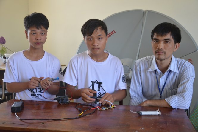 Thầy Thành và hai học trò đoạt giải với thí nghiệm tác động của từ trường lên các hạt mang điện - Ảnh: Thanh Ba