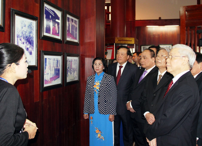 Tổng bí thư Nguyễn Phú Trọng, phó thủ tướng Nguyễn Xuân Phúc đi tham quan nhà trưng bày kỉ vật của cố thủ tướng Phạm Văn Đồng - Ảnh: Trần Mai