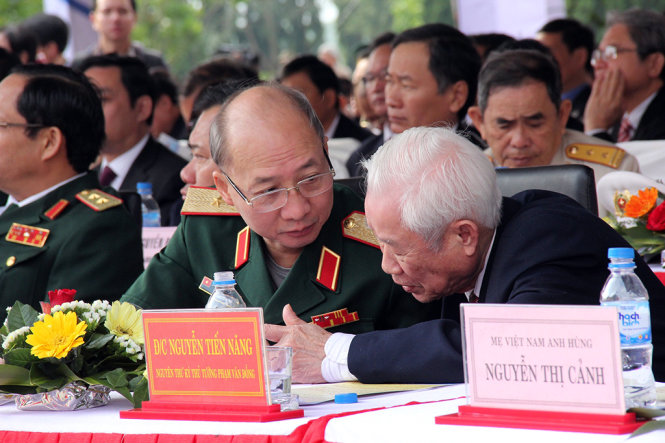 Thiếu Tướng Phạm Sơn Dương (trái) con trai bác Đồng và ông Nguyễn Tiến Năng, nguyên thư kí của thủ tướng Phạm Văn Đồng trao đổi tại bổi lễ - Ảnh: Trần Mai