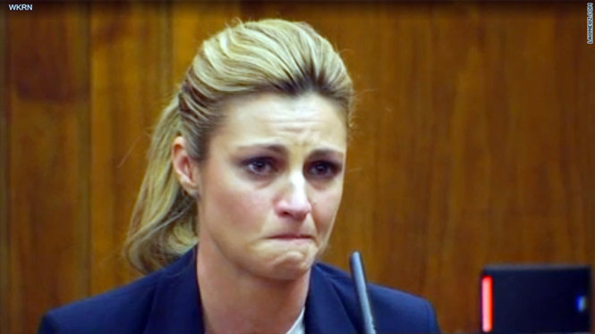 Nữ bình luận viên thể thao Erin Andrews đã không cầm được nước mắt trước phiên tòa - Ảnh chụp từ clip