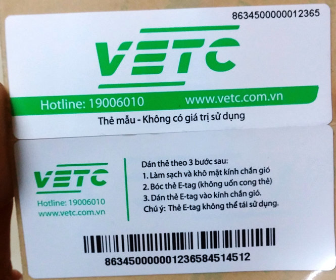 Thẻ E-tag (phần trên) được dán trên kính trước của xe để giao tiếp, tính phí tự động với trạm thu phí theo công nghệ không dừng - Ảnh: T.PHÙNG