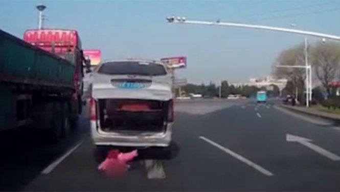Một bé hai tuổi rớt khỏi xe khi đang lưu thông trên xa lộ tại Trung Quốc - Ảnh chụp từ video