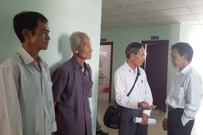 Ông Huỳnh Văn Nén, cụ Huỳnh Văn Truyện và ông Nguyễn Thận cùng các luật sư tại cơ quan VKSND Tối cao phía Nam - Ảnh: Hoàng Điệp