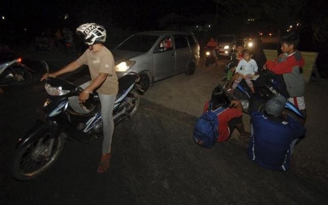 Người dân tán loạn tìm chỗ trú ẩn sau trận động đất ở thành phố Padang, Tây Sumatra, Indonesia ngày 2-3 - Ảnh: Reuters