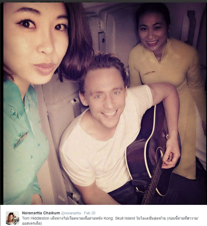Ngôi sao Tom Hiddleston chơi guitar trên chuyến bay đến Việt nam chụp ảnh cùng hai nữ tiếp viên hàng không của Vietnam Airlines