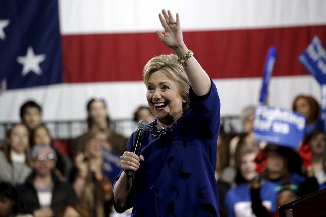 Ứng cử viên tổng thống Mỹ Hillary Clinton vẫy chào những người ủng hộ tại Manhattan Ảnh: Reuters