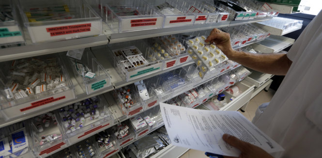 Quầy thuốc dùng cho hóa trị ở trung tâm trị ung thư Antoine, Lacassagne - Ảnh: Reuters