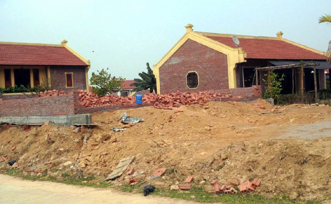 Trong số gần 60 căn nhà “điền viên thôn” ở xã Yên Bài, huyện Ba Vì, có nhiều công trình đến nay các cấp chính quyền vẫn chưa biết chủ sở hữu là ai vì việc mua bán đất không thông qua chính quyền, chưa được cấp giấy chứng nhận quyền sử dụng đất - Ảnh: Xuân Thành