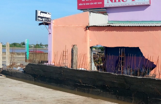 Sóng biển đánh làm sập một phần tường nhà ông Huỳnh Việt Chường (nhà sát kè Gành Hào) - Ảnh: Trường Duyên
