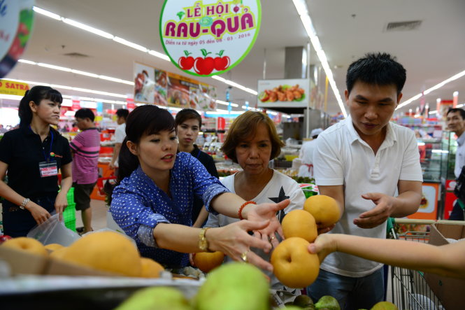 Người dân mua rau quả tại siêu thị Sài Gòn trên đường 3 Tháng 2, Q.10, TP.HCM nhân dịp lễ hội rau quả vào sáng 5-3 - Ảnh: Thanh Tùng