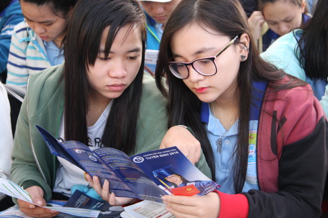 Học sinh Bình Định tìm hiểu thông tin xét tuyển ĐH - Ảnh: Trần Huỳnh