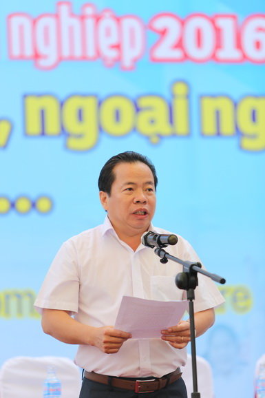 Ông Mai Văn Huỳnh, phó chủ tịch UBND Tỉnh Kiên Giang, phát biểu tại buổi tư vấn tuyển sinh hướng nghiệp tại trường ĐH Kiên Giang sáng 6-3 - Ảnh: Như Hùng
