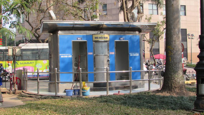 Nhà vệ sinh ở phố Quán Sứ mất số niêm yết giá - Ảnh: Hà Thanh