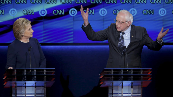 Bà Hillary Clinton (trái) và ông Bernie Sanders trong cuộc tranh luận tại Flint, Michigan - Ảnh: Reuters