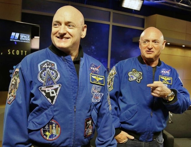 Nhà du hành Scott Kelly (trái) và người anh em song sinh Mark Kelly ở Trung tâm Không gian Johnson - Ảnh: AP