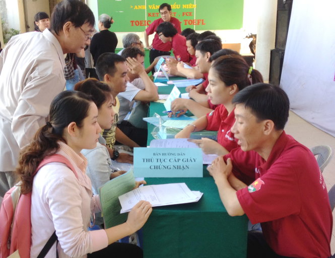 Các cán bộ, công chức trẻ Q.12 (TP.HCM) tham gia tư vấn pháp luật, các vấn đề pháp lý về thủ tục hành chính cho thanh niên và người dân các phường của quận - Ảnh: Q.Linh