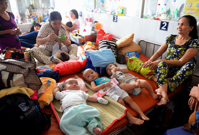 Bệnh viện Nhi Đồng 1, TP.HCM thường xuyên xảy ra quá tải. Trong ảnh: một giường có đến 3-4 bệnh nhi nằm điều trị - Ảnh: Hữu Khoa