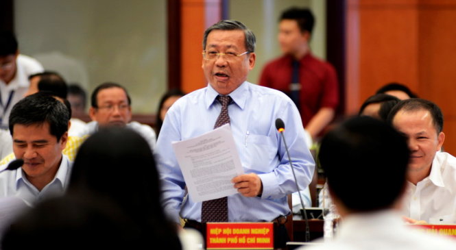Ông Huỳnh Văn Minh - Chủ tịch hiệp hội doanh nghiệp Thành phố mở đầu phần góp ý của hội nghị - Ảnh: Duyên Phan