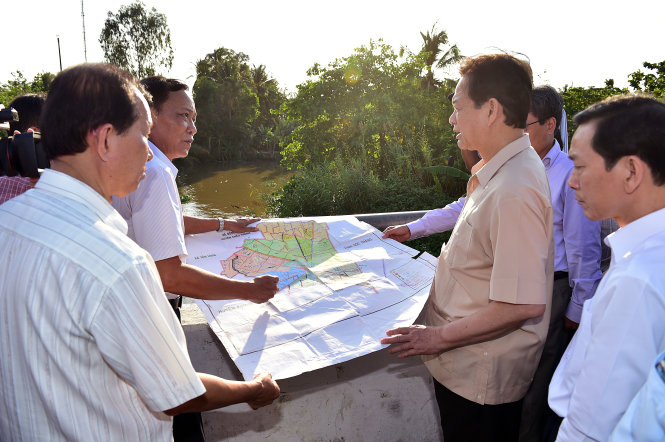 Thủ tướng Nguyễn Tấn Dũng đi thị sát vùng bị xâm nhập mặn tại thị xã Ngã Bảy, tỉnh Hậu Giang - Ảnh: Đức Tám