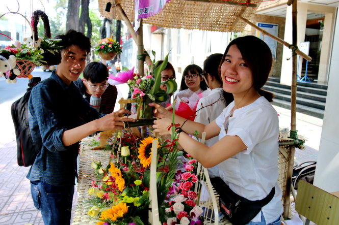 Shop hoa yêu thương của đội công tác xã hội tại cổng Trường ĐH Kinh tế TP.HCM - Ảnh: Ngọc Hiển