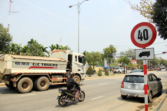 Lắp mới biển quy định tốc độ xe tải 40km/g tại đường Cách mạng tháng Tám, quận Cẩm Lệ, Đà Nẵng - Ảnh: TRƯỜNG TRUNG.