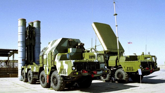 Hệ thống tên lửa phòng không S-300 do Nga sản xuất - Ảnh: AP