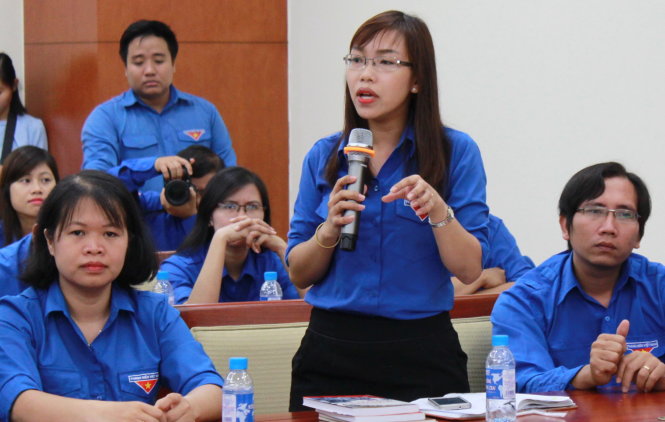 Chị Vũ Dương Yến Hương (Trung tâm Hướng nghiệp, dạy nghề và giới thiệu việc làm thanh niên) phát biểu tại buổi gặp - Ảnh: Q.L.