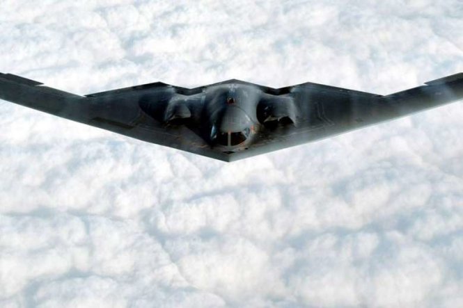 Máy bay ném bom tàng hình B-2 - Ảnh: Reuters