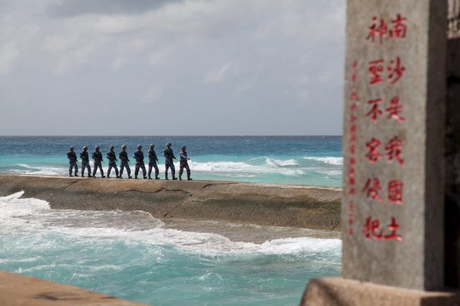 Lính Trung Quốc tuần tra trên một đảo chiếm đóng trái phép tại Hoàng Sa tháng 2-2016 - Ảnh: Reuters