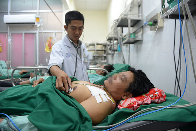 Anh Nguyễn Văn Phú bị suy tim nặng phải đặt máy phá rung tại khoa tim mạch can thiệp Bệnh viện Chợ Rẫy, TP.HCM - Ảnh: Hữu Khoa
