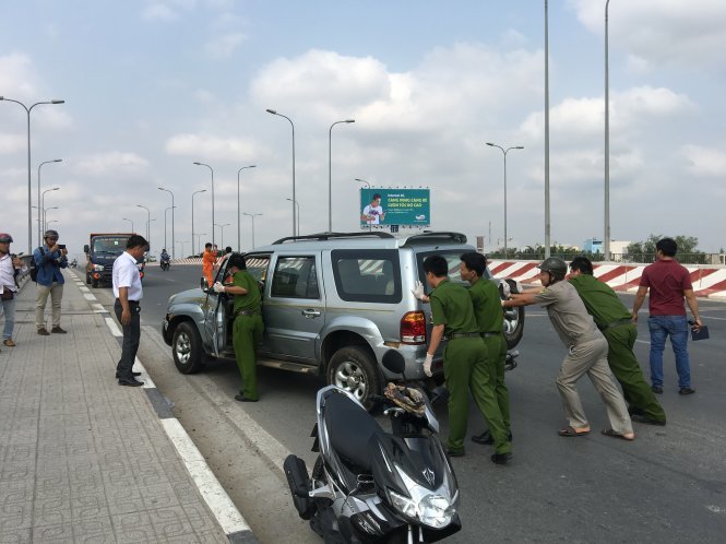 Hiện trường chặn bắt được chiếc ôtô 7 chỗ trên làn đường ngược chiều tại cầu Nước Lên (Q.Bình Tân) - Ảnh: Đức Thanh
