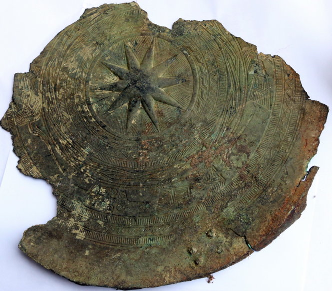 Mặt trống đồng lần đầu tiên chính thức phát hiện ở Hà Tĩnh - Ảnh: NHẬT LINH