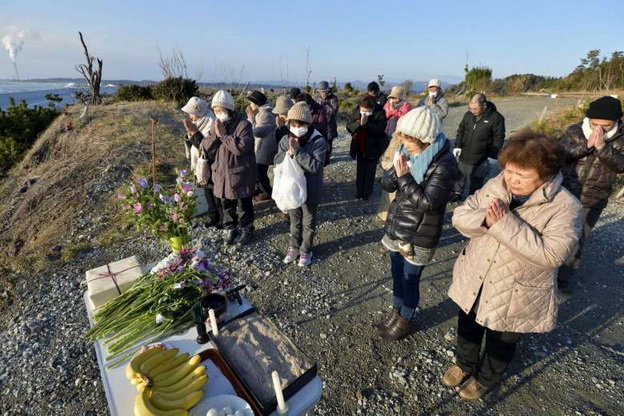 Người dân tưởng nhớ nạn nhân động đất-sóng thần tại tỉnh Fukushima - Ảnh: Reuters