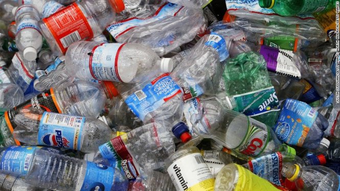 Các nhà khoa học Nhật Bản tìm ra loại vi khuẩn có khả năng phân hủy nhựa PET, loại nhựa dùng phổ biến trong sản xuất nước đóng chai - Ảnh: CNN