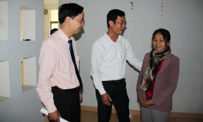 Niềm vui của bà Nguyễn Thị Tần, vợ Liệt sĩ Vũ Phi Trừ trong căn hộ mà bà và con trai vừa được TP Đà Nẵng tặng- Ảnh: Trường Trung