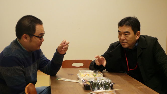 Đạo diễn Phan Đăng Di (trái) và chủ tịch LHP quốc tế Osaka tại Osaka, Nhật Bản - Ảnh: C.Khuê