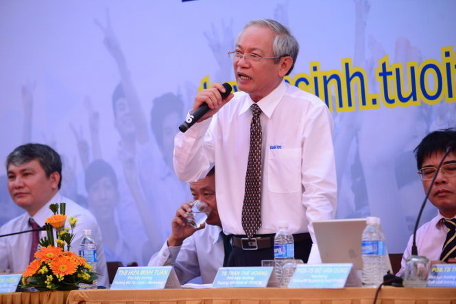 TS Trần Thế Hoàng - phó hiệu trưởng Trường ĐH Kinh tế TP.HCM, tư vấn cho học sinh - Ảnh: Quang Định
