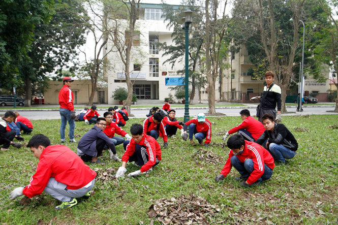 Các bạn sinh viên trường ĐH Bách khoa dọn và nhặt rác tại khuôn viên trường để chuẩn bị cho ngày hội được sạch đẹp - Ảnh: Nam Trần
