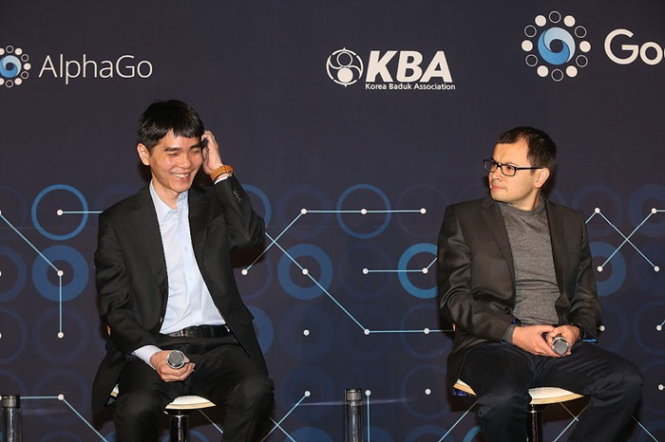 Demis Hassabis (phải) - cha đẻ của AlphaGo và Lee Sedol trước trận 