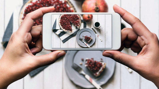 Nhiều người thường chụp ảnh bữa ăn để đăng tải trên Facebook hay Instagram - Ảnh: Getty Images